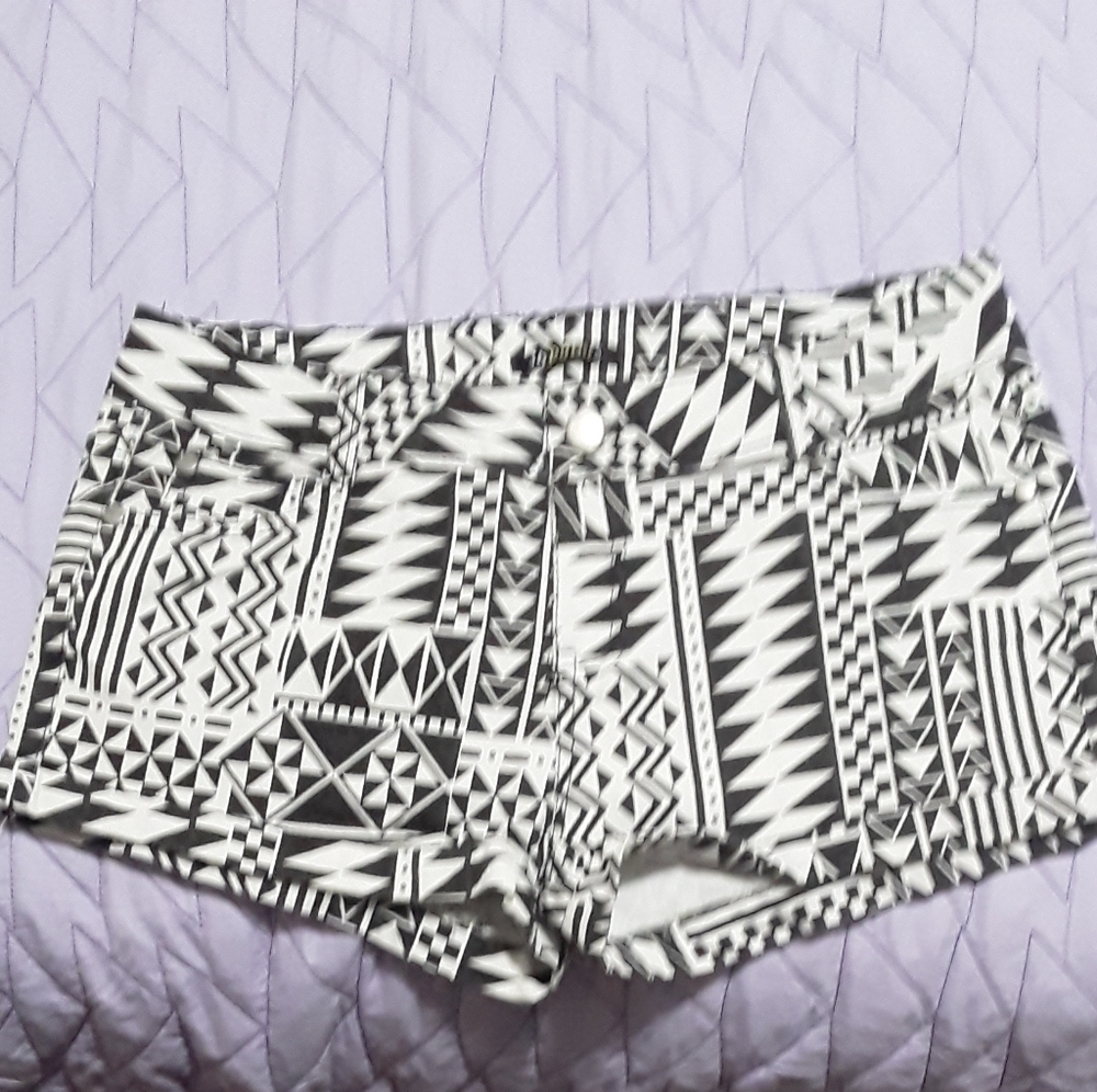❤NEW 36 point 5 Tribal Short Shorts SIZE Large